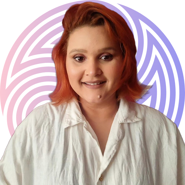 Foto de Thamires sorrindo, usando camisa branca e fundo colorido em rosa e roxo